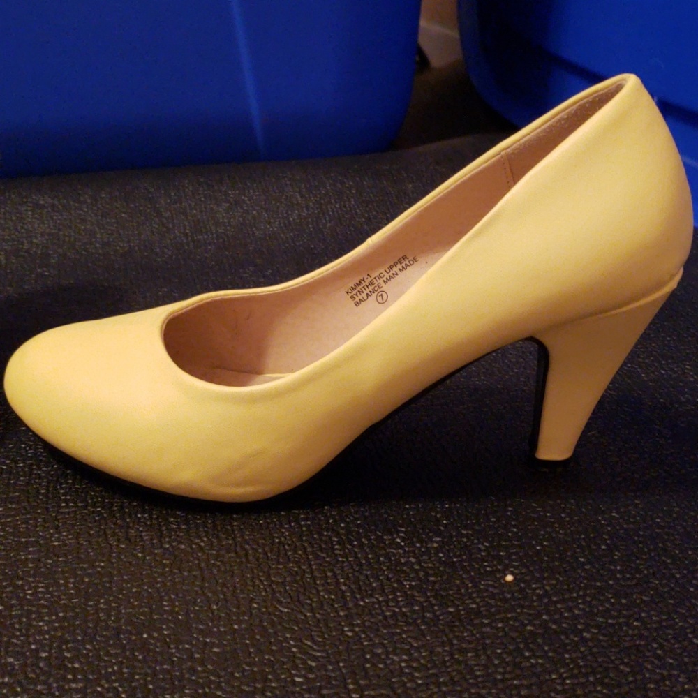 Chase + chloe sz 7 yellow pumps/heels